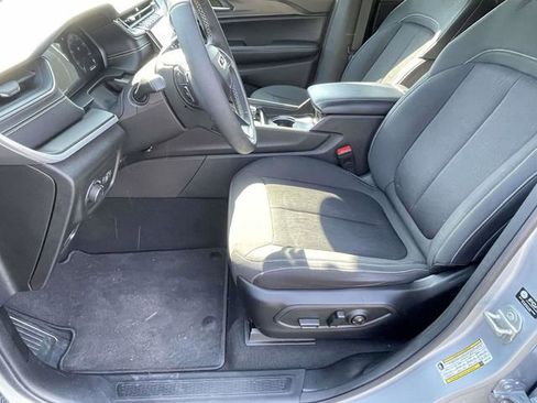 Used 2024 Jeep Grand Cherokee Laredo image 15