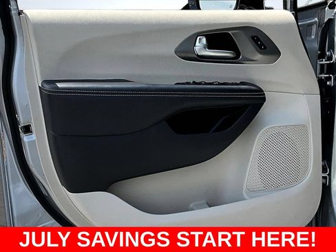 Used 2024 Chrysler Pacifica Touring-L FWD image 21