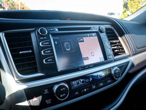 Used 2019 Toyota Highlander XLE image 23