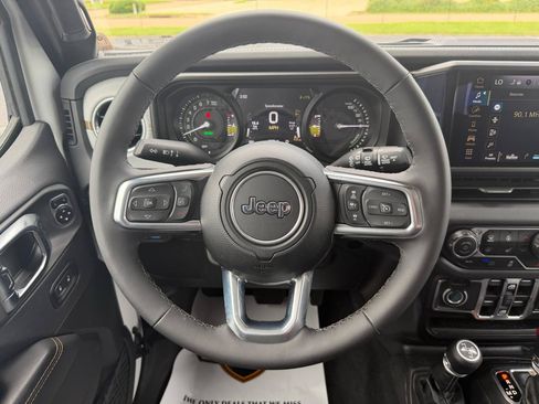 Used 2025 Jeep Wrangler Sahara AWD/4WD image 18