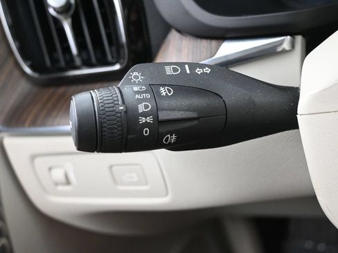 Used 2022 Volvo XC60 B5 Momentum w/ Protection Package Premier AWD/4WD image 17