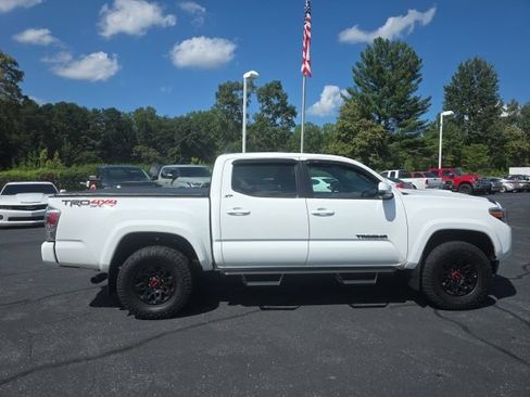Used 2022 Toyota Tacoma TRD Sport w/ Technology Package AWD/4WD image 10