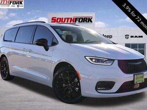 New 2026 Chrysler Pacifica Limited w/ Uconnect Theater Family Group image 1