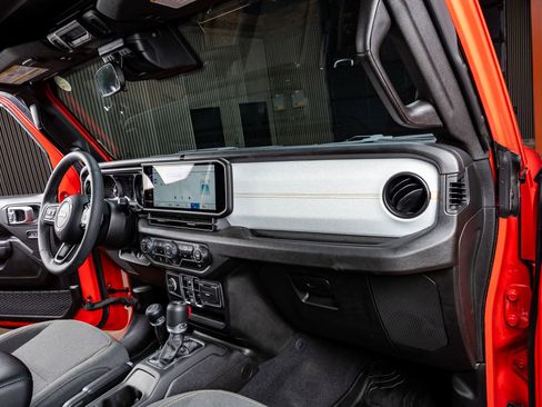 Used 2025 Jeep Wrangler Sport S image 17