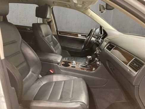 Used 2016 Volkswagen Touareg Sport image 18