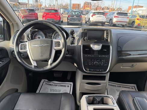 Used 2016 Chrysler Town & Country Touring-L image 22