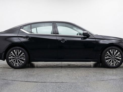 Used 2025 Nissan Altima 2.5 SV image 11