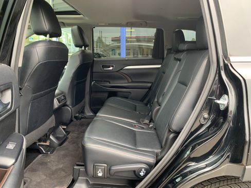 Used 2018 Toyota Highlander XLE w/ Carpet Mat Package (TMS) AWD/4WD image 27