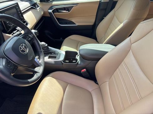 Used 2022 Toyota RAV4 XLE Premium image 11