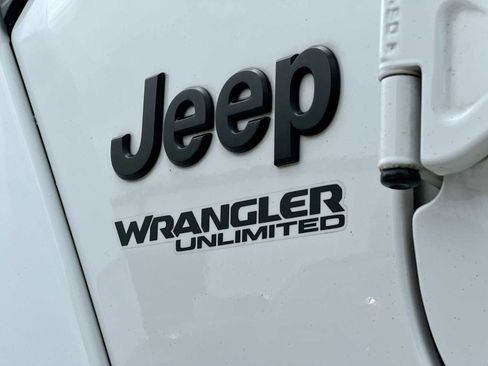 Used 2022 Jeep Wrangler Unlimited Sahara AWD/4WD image 15