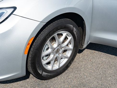 Used 2023 Chrysler Pacifica Touring-L FWD image 11