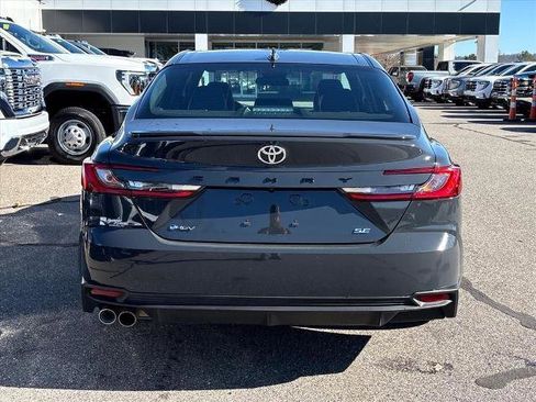 Used 2025 Toyota Camry SE image 5