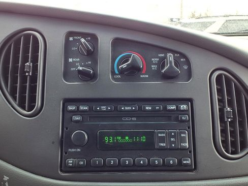 Used 2004 Ford E-350 and Econoline 350 XLT image 11