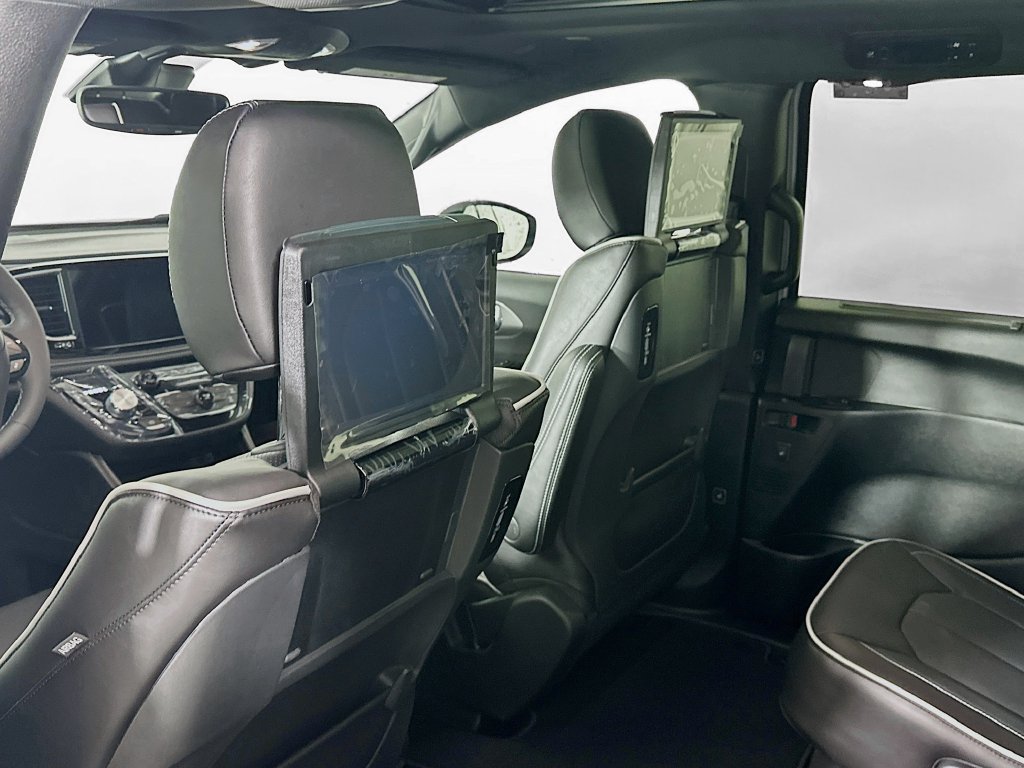 New 2026 Chrysler Pacifica Limited w/ Uconnect Theater Family Group FWD image 22