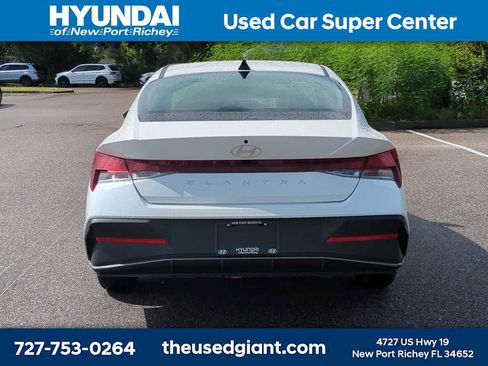 Used 2024 Hyundai Elantra SE FWD image 4
