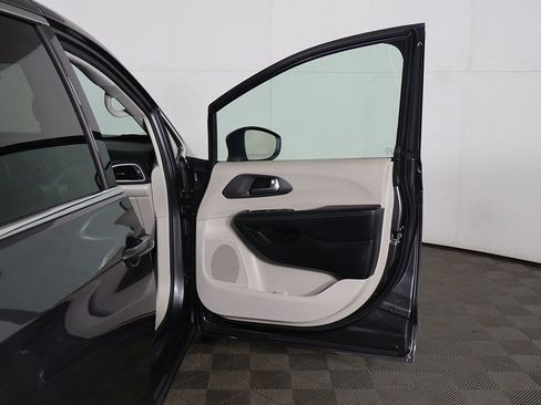 Used 2023 Chrysler Pacifica Touring-L image 20