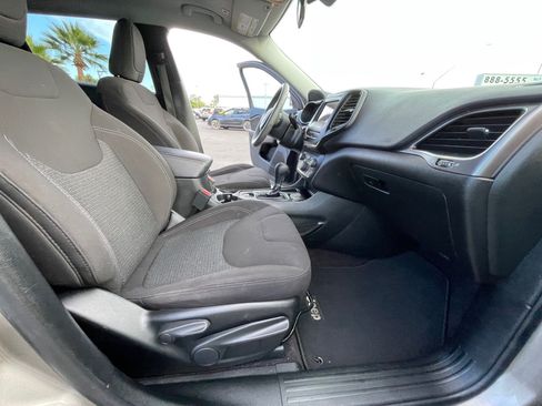 Used 2019 Jeep Cherokee Latitude w/ Popular Appearance Group FWD image 23