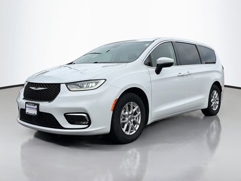 Used 2023 Chrysler Pacifica Touring-L FWD image 12