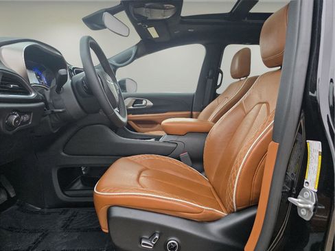 Used 2024 Chrysler Pacifica Pinnacle w/ Trailer Tow Group image 2