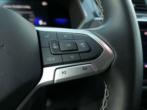 Used 2022 Volkswagen Tiguan SE image 16