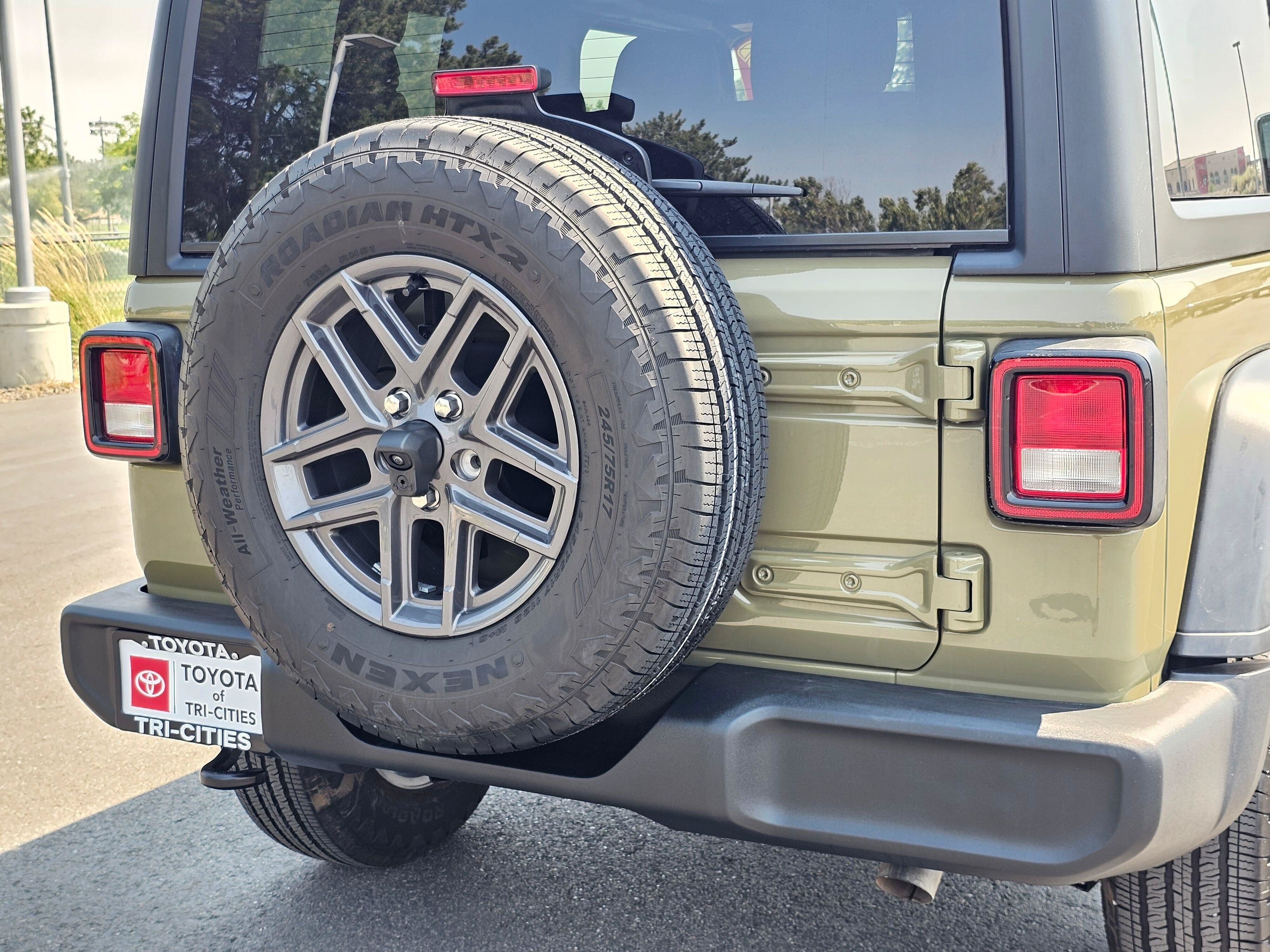 Used 2025 Jeep Wrangler Sport AWD/4WD image 13
