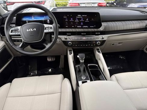 Used 2024 Kia Telluride SX w/ Towing Package FWD image 17