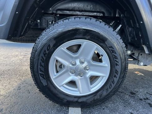 Used 2023 Jeep Gladiator Sport image 7