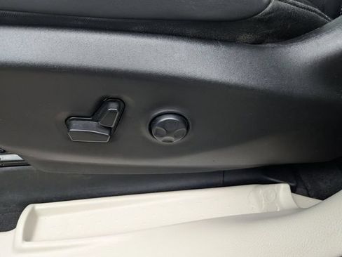 Used 2023 Chrysler Pacifica Touring-L FWD image 13