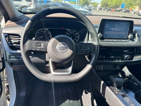 Used 2021 Nissan Rogue SV FWD image 12