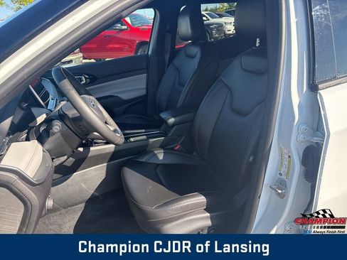Used 2025 Jeep Compass Limited AWD/4WD image 13