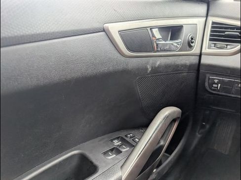 Used 2016 Hyundai Veloster FWD image 17