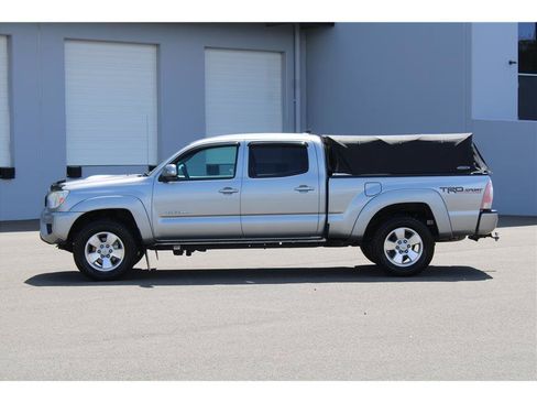 Used 2015 Toyota Tacoma 4x4 Double Cab w/ TRD Sport Package image 2