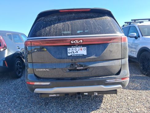 Used 2024 Kia Carnival EX FWD image 5