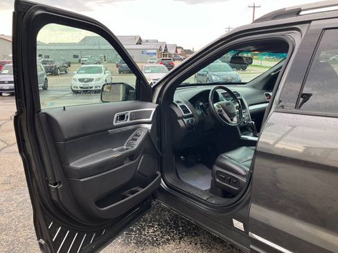 Used 2015 Ford Explorer XLT w/ Equipment Group 202B AWD/4WD image 9