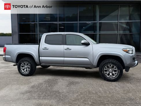 Used 2017 Toyota Tacoma SR5 w/ Tow Package AWD/4WD image 11