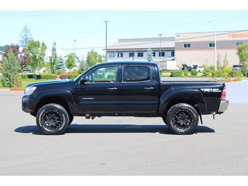Used 2015 Toyota Tacoma 4x4 Double Cab w/ TRD Off-Road Package image 2