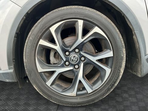 Used 2020 Toyota C-HR XLE FWD image 14
