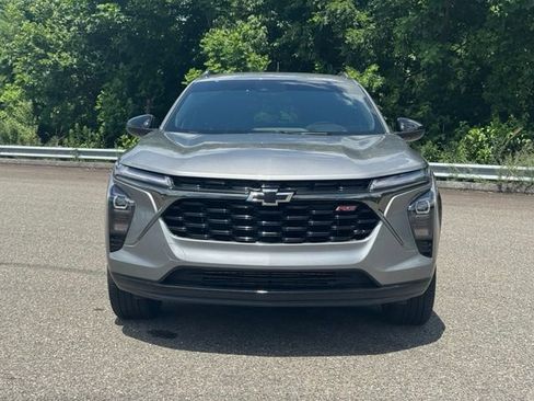 Used 2025 Chevrolet Trax RS w/ Sunroof Package FWD image 2