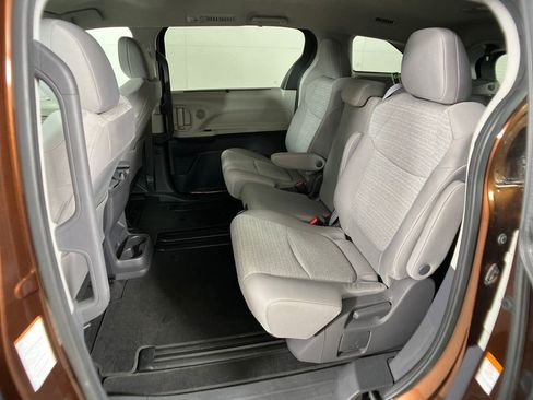Used 2021 Toyota Sienna LE image 28