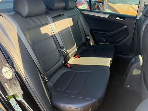 Used 2017 Volkswagen Jetta SE image 12