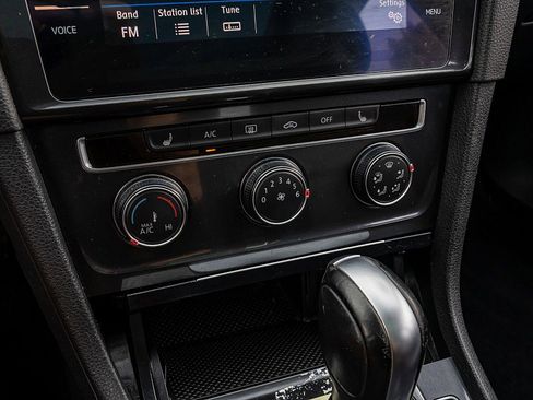 Used 2018 Volkswagen Golf SE image 28