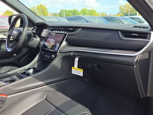 New 2025 Jeep Grand Cherokee Limited w/ Luxury Tech Group II image 8