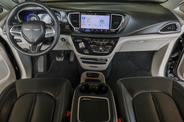 Used 2023 Chrysler Pacifica Touring-L FWD image 39