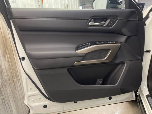 Certified 2024 Nissan Pathfinder Platinum AWD/4WD image 18