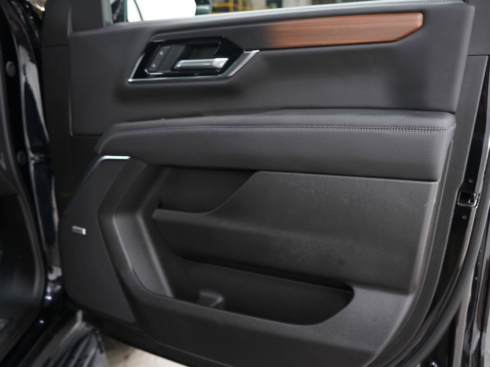 Used 2025 GMC Yukon Denali AWD/4WD image 12