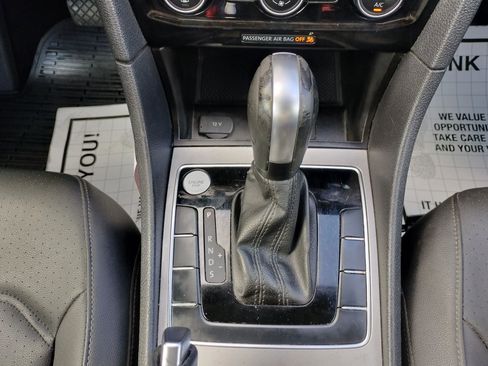 Used 2021 Volkswagen Passat 2.0T SE w/ Luggage Net & Mats Package image 38