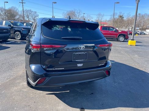 Used 2024 Toyota Highlander LE image 4