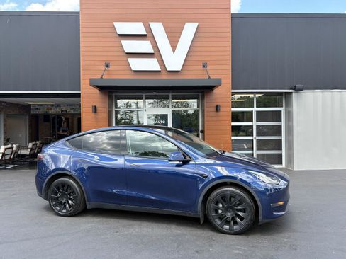 Used 2022 Tesla Model Y Long Range AWD/4WD image 1