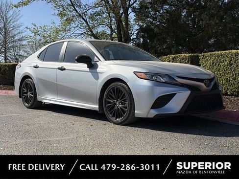 Used 2020 Toyota Camry SE image 1