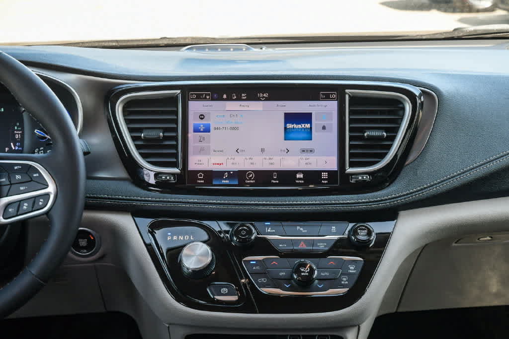 Used 2023 Chrysler Pacifica Touring-L FWD image 13